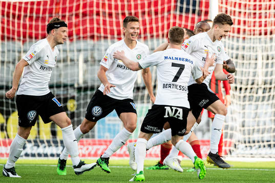 Örebros Jake Larsson jublar med lagkamrater
