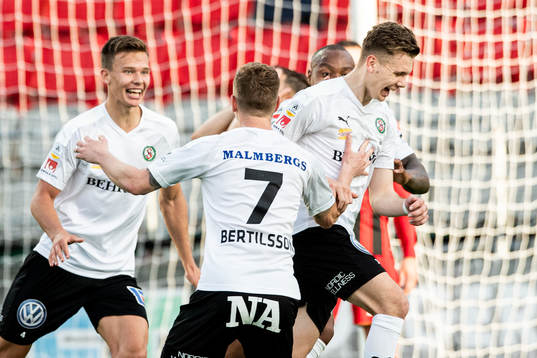 Örebros Jake Larsson jublar med lagkamrater