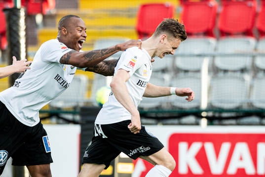 Örebros Jake Larsson jublar med Carlos Strandberg