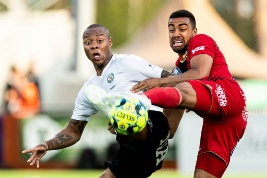Örebros Carlos Strandberg och Östersunds Noah Sonko