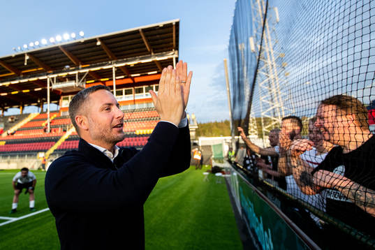 Örebros tränare Axel Kjäll jublar med supportrarna