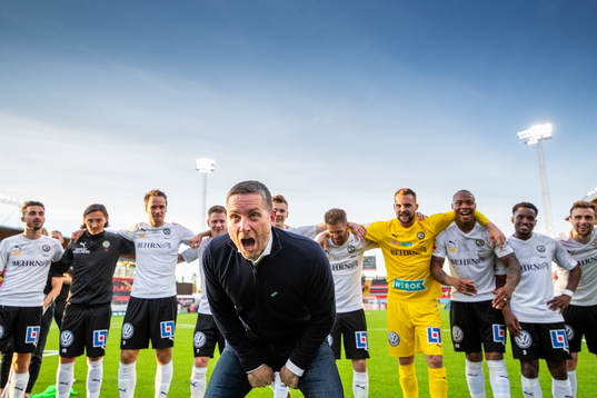 Örebros tränare Axel Kjäll jublar framför laget