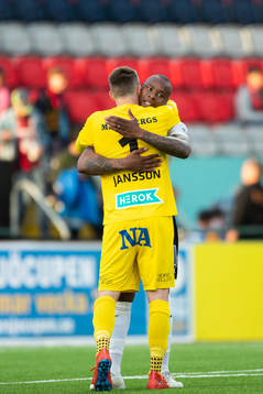 Örebros målvakt Oscar Jansson och Carlos Strandberg