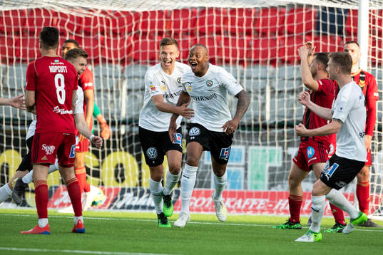 Örebros Carlos Strandbergjublar åt Jake Larsson 1-3 mål