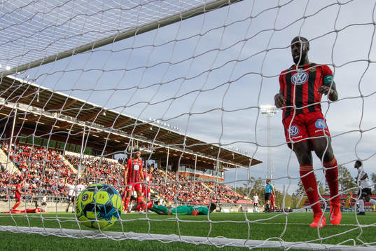 Östersunds Ronald Mukiibi plockar ur bollen ur mål