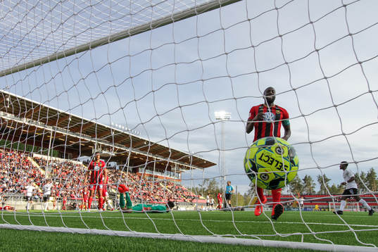 Östersunds Ronald Mukiibi ser när bollen går i mål