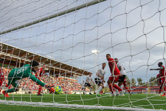 Östersunds målvakt Sixten Mohlin räddar på mållinjen
