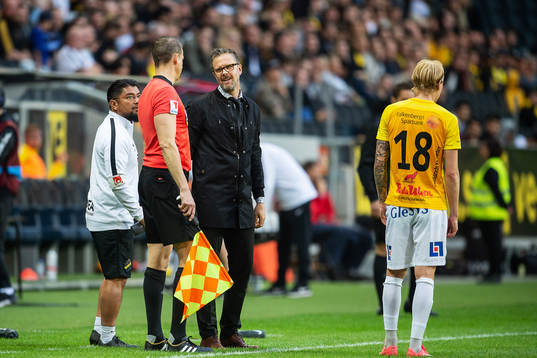 s tränare Rikard Norling är framme och pratar med