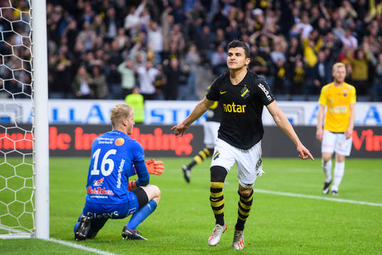 s Tarik Elyounoussi jublar