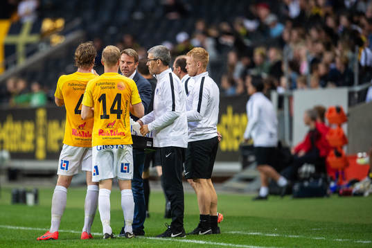 Falkenbergs tränare Hasse Eklund samlar spelarna