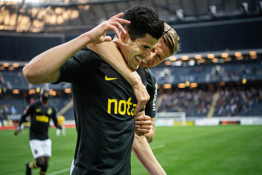 s Tarik Elyounoussi och Anton Salétros jublar