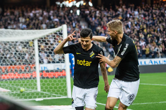 s Tarik Elyounoussi och Anton Salétros jublar