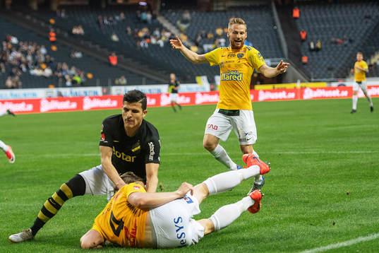 s Tarik Elyounoussi i en duell med Falkenbergs Carl