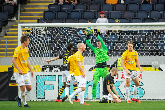 s målvakt Oscar Linnér med en räddning