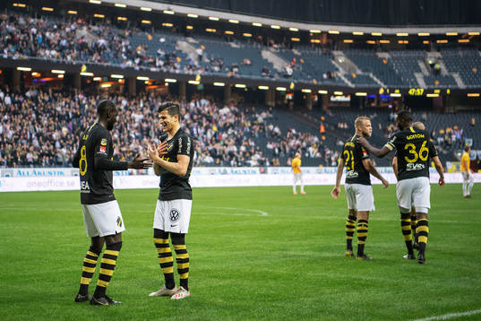 s Enoch Kofi Adu och Tarik Elyounoussi jublar