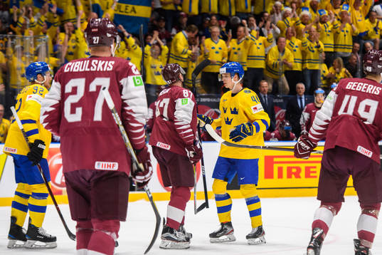 Elias Pettersson of Sweden celebrate
