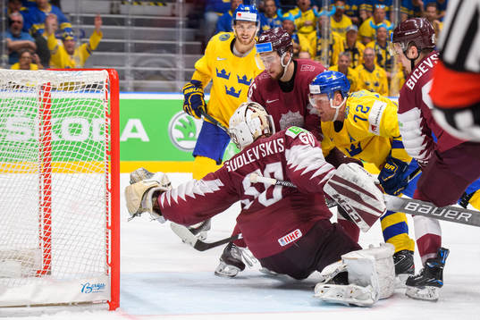 Patric Hörnqvist of Sweden scores the 4-3 goal behind