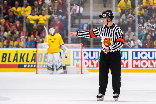 The Referee approve the 4-4 goal for Latvia