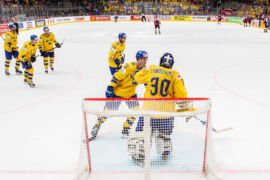 Dennis Rasmussen celebrates with goaltender Henrik Lundqvist