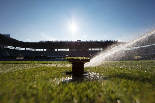 En vattenspridare vid mittlinjen inne på Gamla Ullevi