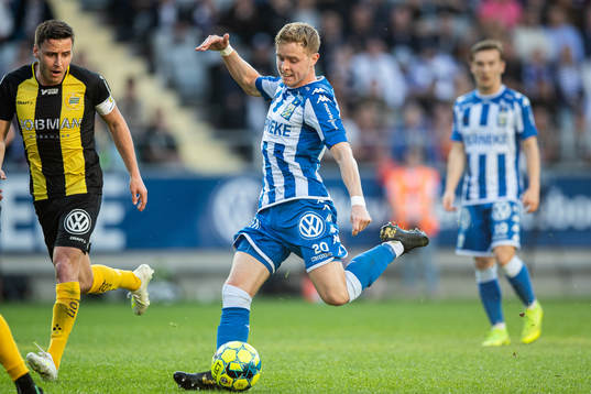 IFK Göteborgs Victor Wernersson testar skott