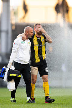 Hammarbys David Fällman lämnar planen skadad