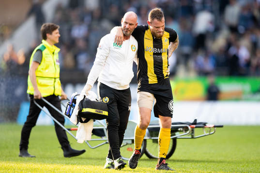 Hammarbys David Fällman lämnar planen skadad