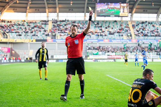 Domare Andreas Ekberg utdelar Hammarbys Nikola Djurdjic