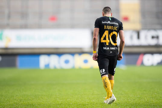 Hammarbys Nikola Djurdjic lämnar planen