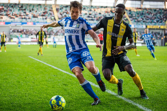 IFK Göteborgs Lasse Vibe mot Hammarbys Kossounou Odilon
