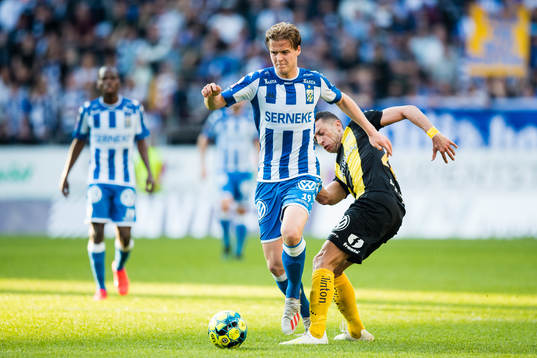 IFK Göteborgs August Erlingmark före Hammarbys Nikola