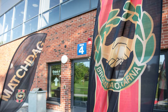 En vimpel med Brommapojkarnas lopotype