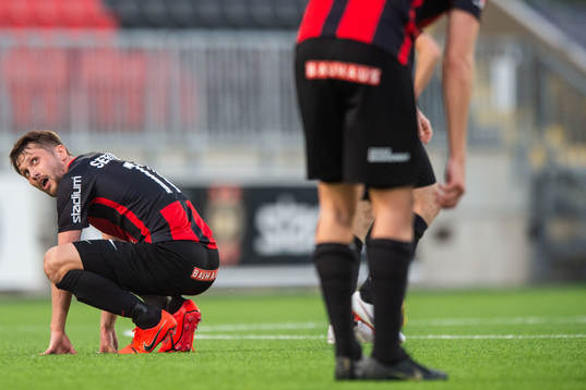 Brommapojkarnas Adam Gradén deppar