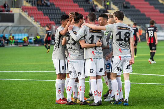 Jönköpings Edin Hamidovic jublar med lagkamrater