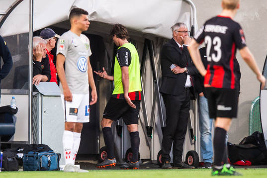 Brommapojkarnas Philip Hellquist lämnar planen