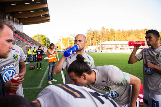 Jönköpings Tom Siwe dricker vatten med lagkamrater
