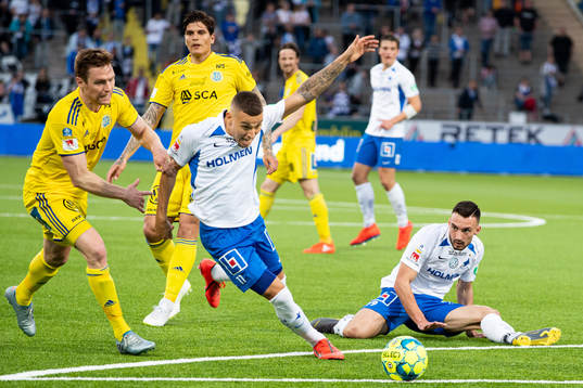 IFK Norrköpings Jordan Larsson dras i armen av Sundsvalls