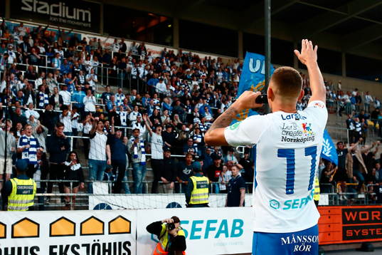 IFK Norrköpings Jordan Larsson sjunger med publiken