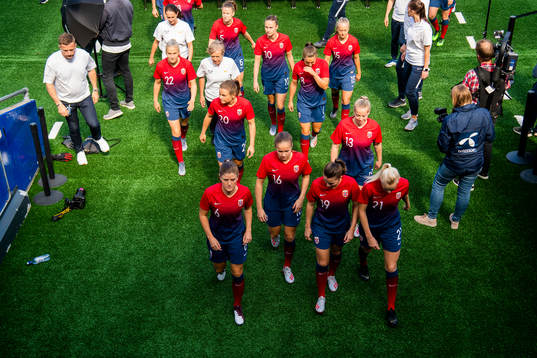 Emilie Nautnes, Synne Skinnes Hansen, Caroline Graham
