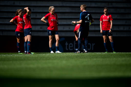 Maren Nævdal Mjelde, goalkeeper Ingrid Hjelmseth, Martin