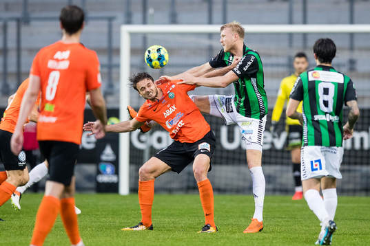 Västerås Emir Smajic och GAIS Carl Elfgren Nyström i kamp
