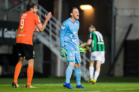 Västerås målvakt Anton Fagerström reagerar på ett