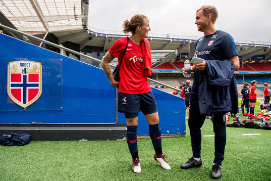 Isabell Herlovsen and Martin Sjögren, head coach of Norway