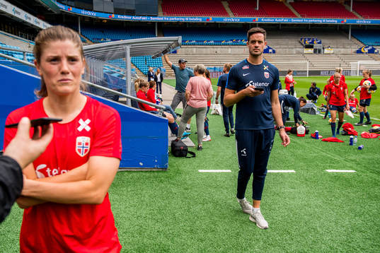 Maren Mjelde and Terje Skeie, head of media of Norway