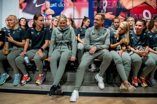Caroline Graham Hansen, goalkeeper Ingrid Hjelmseth, Martin