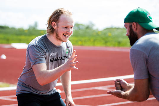 Rögles Erik Andersson i Sten Sax Påse duell med Taylor