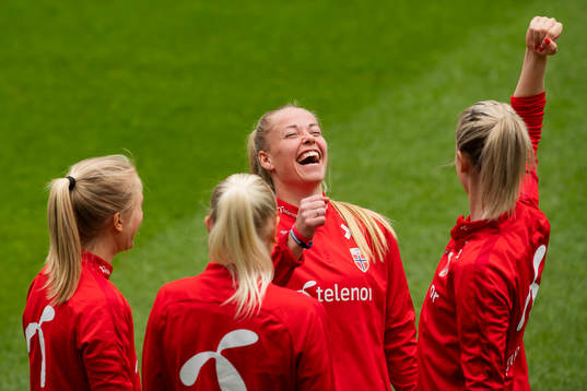 Amalie Vevle Eikeland, Karina Sævik, Therese Sessy Åsland