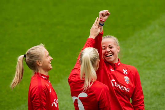 Amalie Vevle Eikeland, Karina Sævik and Therese Sessy