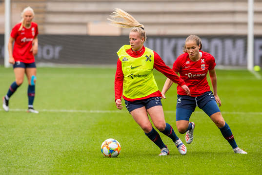 Therese Sessy Åsland and Guro Reiten of Norway