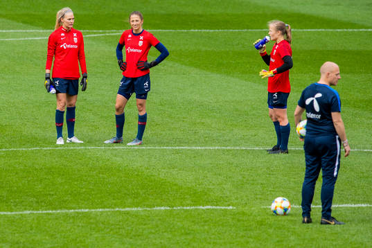 Goalkeeper Ingrid Hjelmseth, goalkeeper Cecilie Hauståker